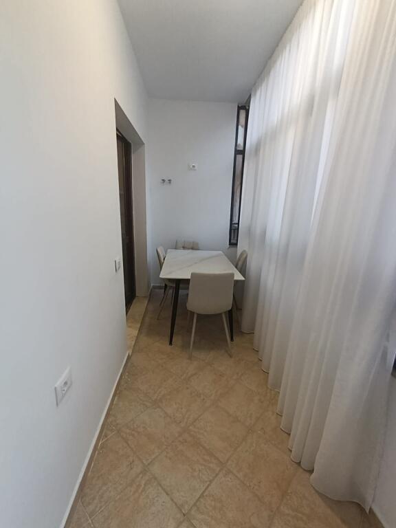 Appartamento 1+1 in vendita a Komuna e Parisit