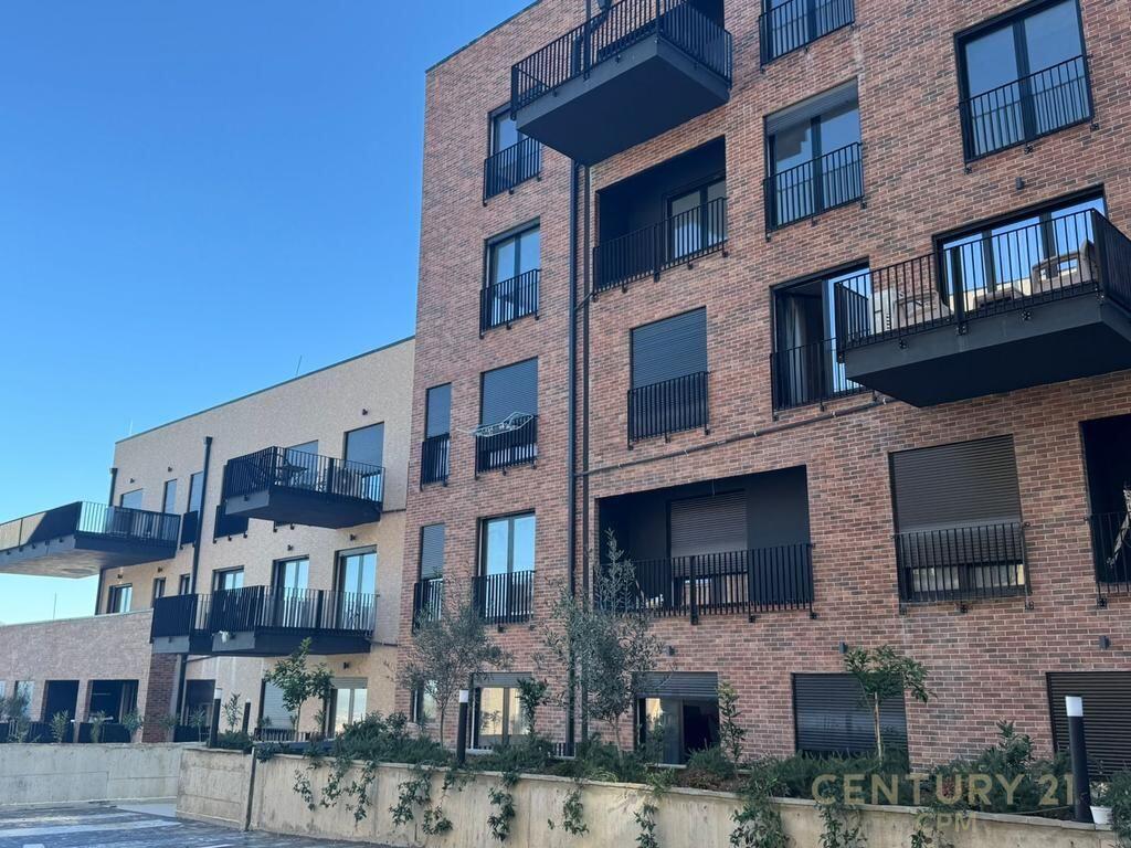 Appartamento 3+1+2 con Ampia Veranda in Vendita – Kodra e Diellit 2