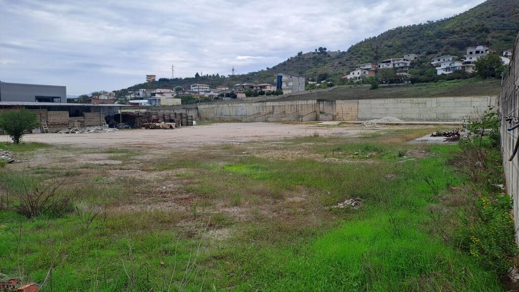 6000 M² TOKË NË RRUGËN KRYESORE - PEZË-HELMES