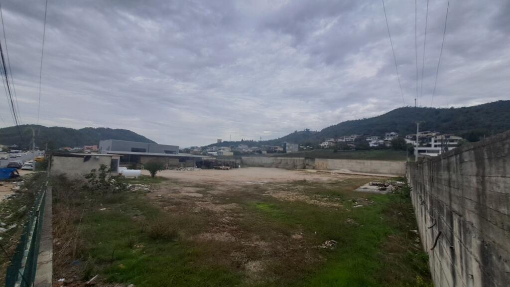 6000 M² TOKË NË RRUGËN KRYESORE - PEZË-HELMES