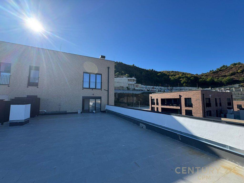Appartamento 3+1+2 con Ampia Veranda in Vendita – Kodra e Diellit 2