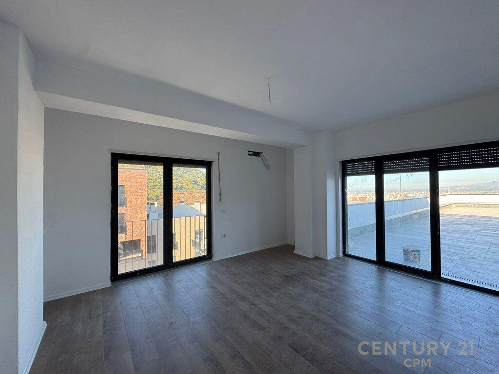 Appartamento 3+1+2 con Ampia Veranda in Vendita – Kodra e Diellit 2