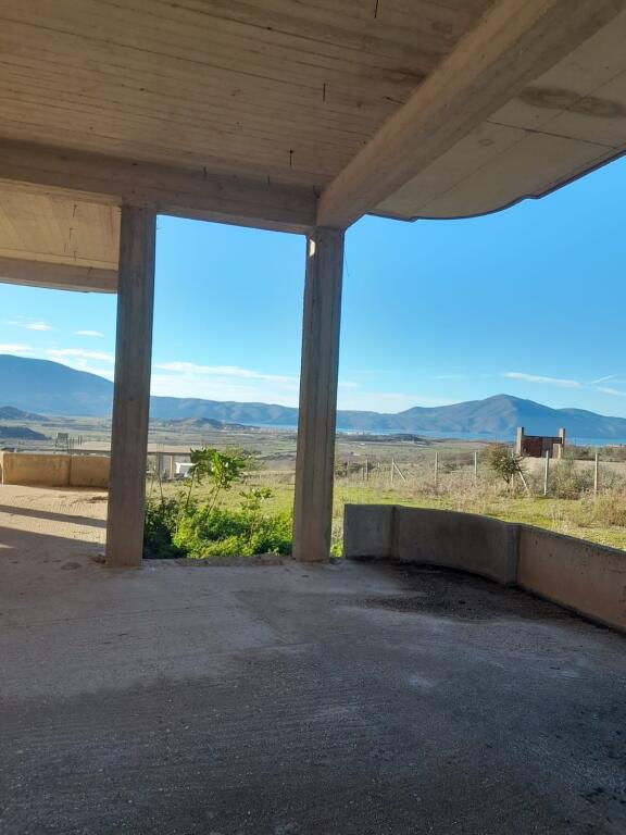 Shitet vilë 3-katëshe në Tragjas me pamje panoramike nga deti dhe mali
