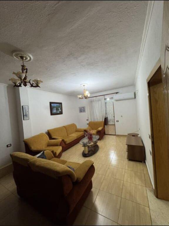 🏠 Jepet Me Qira Apartament 2+1 – Rruga Riza Kodheli, pranë Venue Club💰 Çmimi: 45,000 lekë / muaj