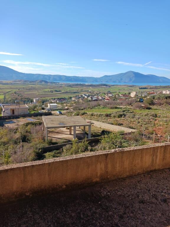 Shitet vilë 3-katëshe në Tragjas me pamje panoramike nga deti dhe mali