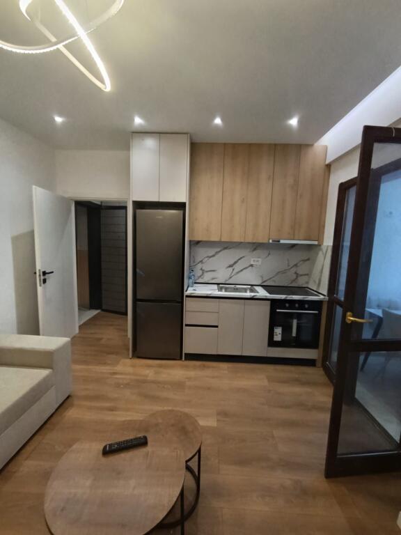 Appartamento 1+1 in vendita a Komuna e Parisit