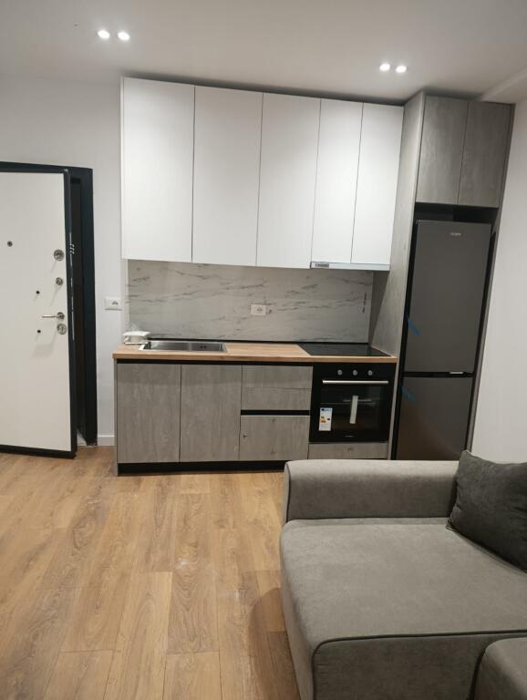 Appartamento 1+1 in vendita a Komuna e Parisit