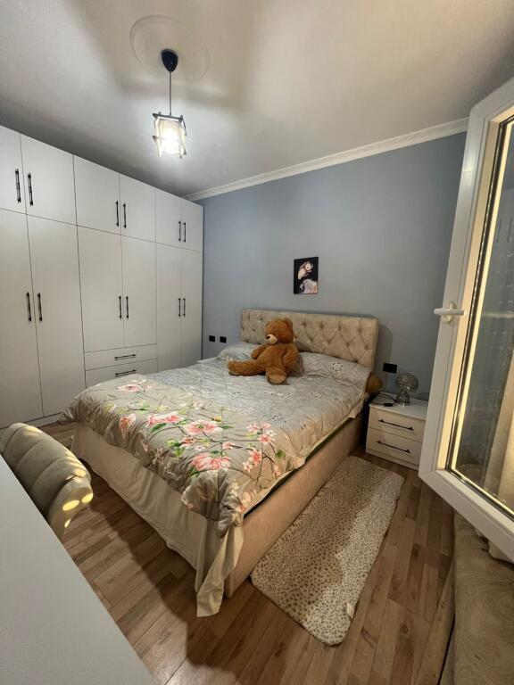 🏡 Jepet me qira Apartament 1+1 📍 Fresku, pranë stacionit të parë të autobusit, mbi pallatet e Tom Doshit 🏢 Kati 2 🛏️ 1 dhomë gjumi + sallon/kuzhinë 🌇 Orientim perëndim ❄️ Kondicioner (do të vendoset) 🚗 Parkim i lehtë në zonë  💶 Çmimi: 300 € / muaj