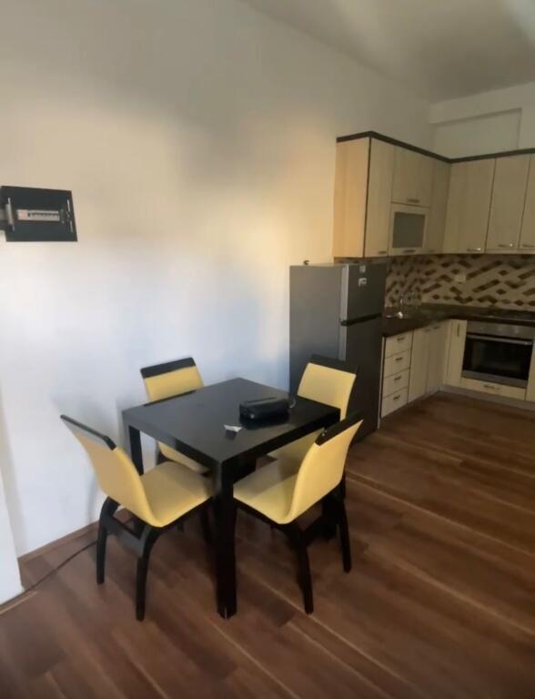 Apartament 1+1, Liqeni Thate!