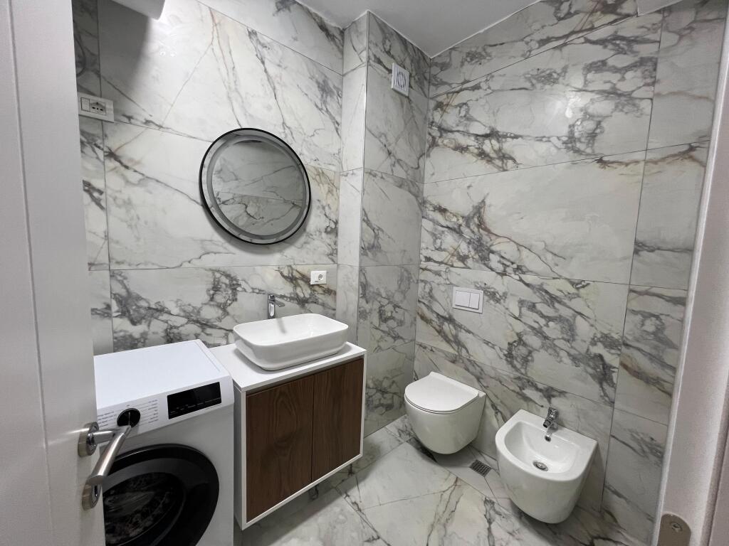 Shitet apartament 2+1+2 tualete tek Kodra e Diellit