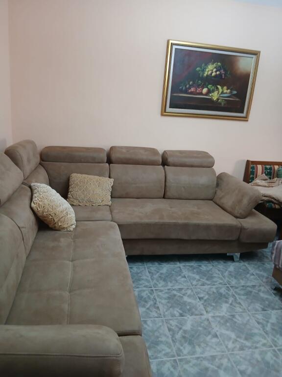 Apartament 2+1 me qira tek Shkolla e Kuqe!