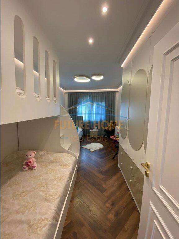Shitet, Apartament 4+1+3+2Poste Parkimi, Rezidenca "EURO 3D", Tiranë.