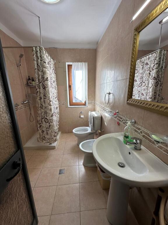 🏢A few minutes away from Kuqe School, a 2+1 furnished apartment is for rent. 550 Euro       
