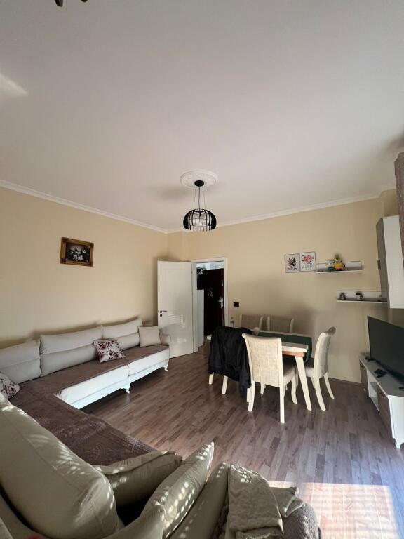 🏡 Jepet me qira Apartament 1+1 📍 Fresku, pranë stacionit të parë të autobusit, mbi pallatet e Tom Doshit 🏢 Kati 2 🛏️ 1 dhomë gjumi + sallon/kuzhinë 🌇 Orientim perëndim ❄️ Kondicioner (do të vendoset) 🚗 Parkim i lehtë në zonë  💶 Çmimi: 300 € / muaj