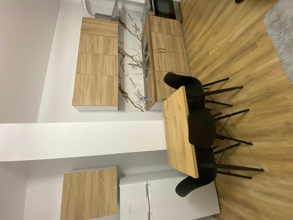 1+1, arredato vicino alla scuola rossa, 550 euro, possibilità di parcheggio nel palazzo