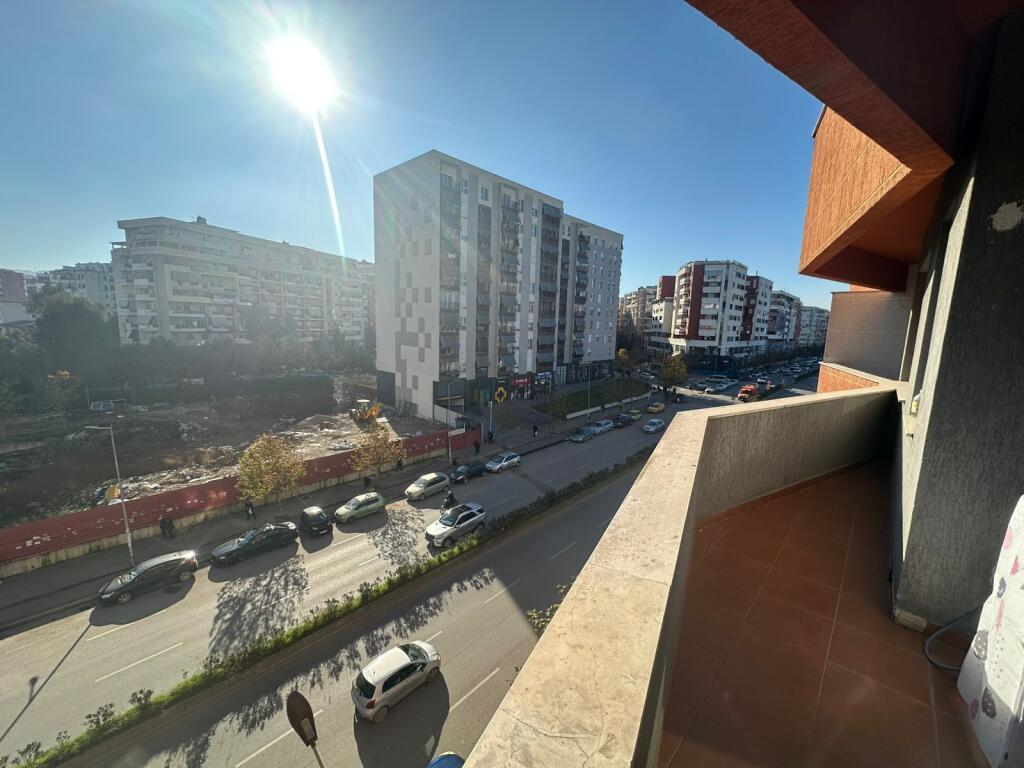 JEPET ME QIRA 2+1+2+VEND PARKIMI