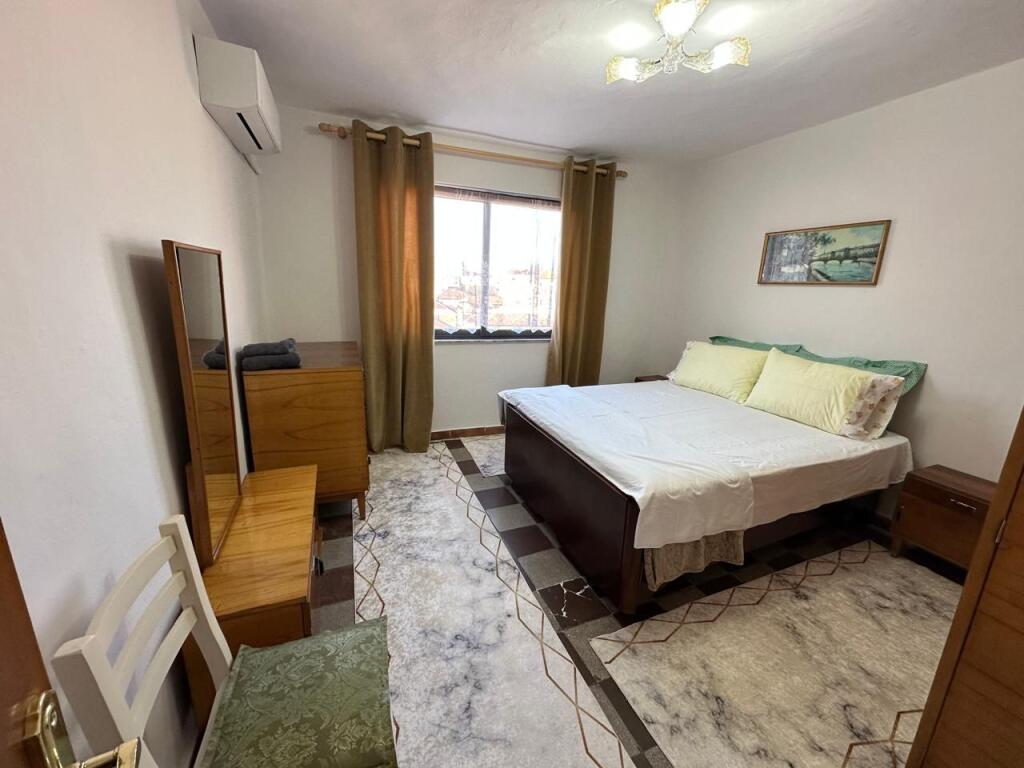 🏢A few minutes away from Kuqe School, a 2+1 furnished apartment is for rent. 550 Euro       