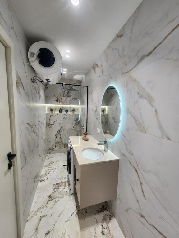 Shitet Apartament 2+1
