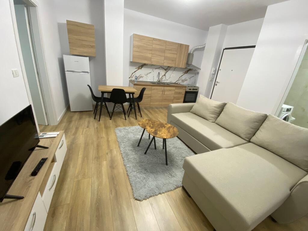 1+1, arredato vicino alla scuola rossa, 550 euro, possibilità di parcheggio nel palazzo