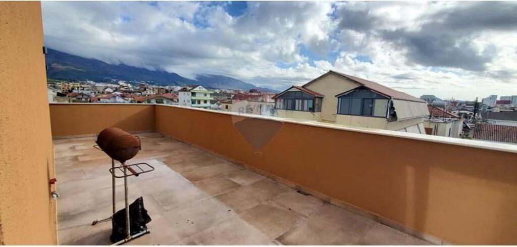 Affitto/ Super attico+veranda+posto auto, 5 Maji