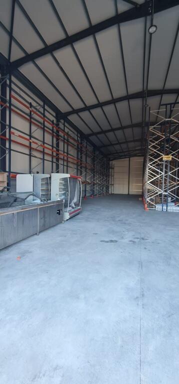 Magazin 800m2 me qera