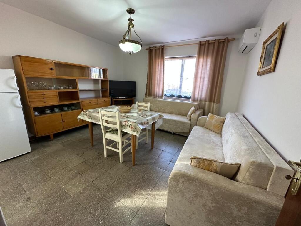 🏢A few minutes away from Kuqe School, a 2+1 furnished apartment is for rent. 550 Euro       