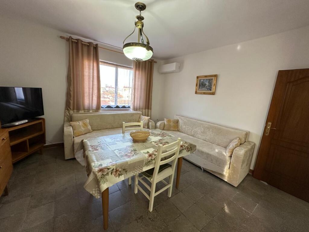🏢A few minutes away from Kuqe School, a 2+1 furnished apartment is for rent. 550 Euro       