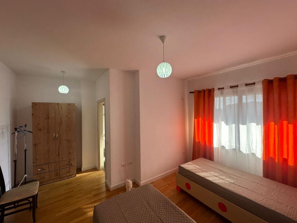 JEPET ME QIRA 2+1+2+VEND PARKIMI