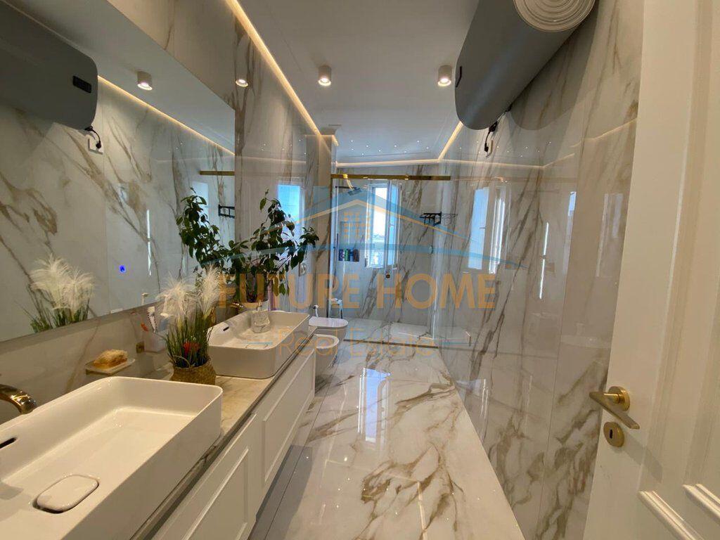 Shitet, Apartament 4+1+3+2Poste Parkimi, Rezidenca "EURO 3D", Tiranë.