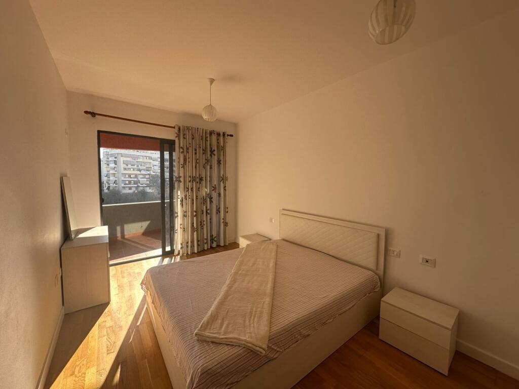 JEPET ME QIRA 2+1+2+VEND PARKIMI