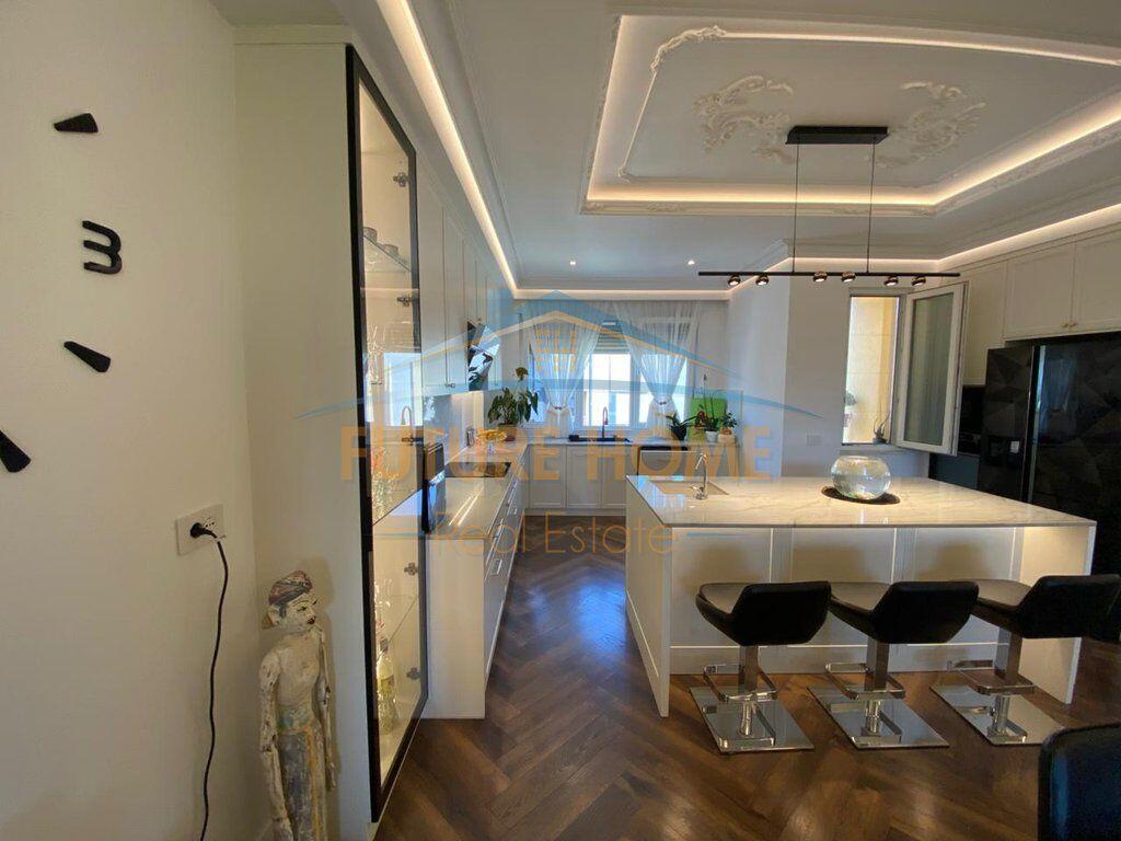 Shitet, Apartament 4+1+3+2Poste Parkimi, Rezidenca "EURO 3D", Tiranë.