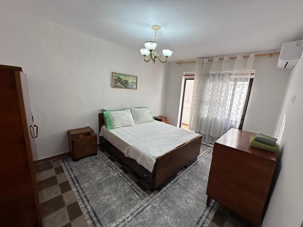 🏢A few minutes away from Kuqe School, a 2+1 furnished apartment is for rent. 550 Euro       