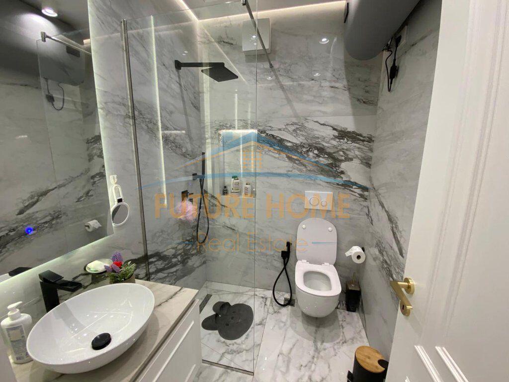 Shitet, Apartament 4+1+3+2Poste Parkimi, Rezidenca "EURO 3D", Tiranë.