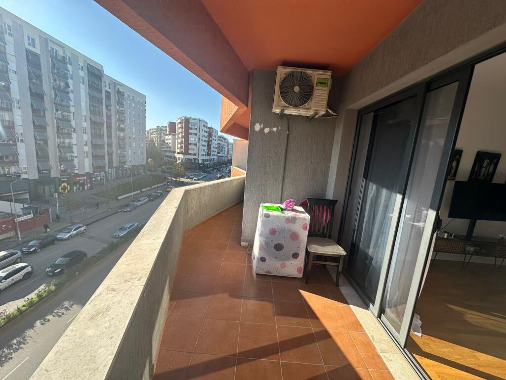 JEPET ME QIRA 2+1+2+VEND PARKIMI