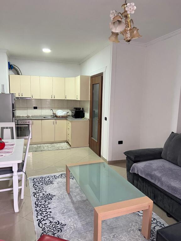 Appartamento 1+1, Astir!