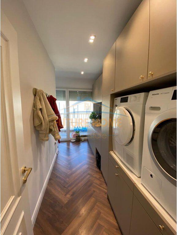 Shitet, Apartament 4+1+3+2Poste Parkimi, Rezidenca "EURO 3D", Tiranë.
