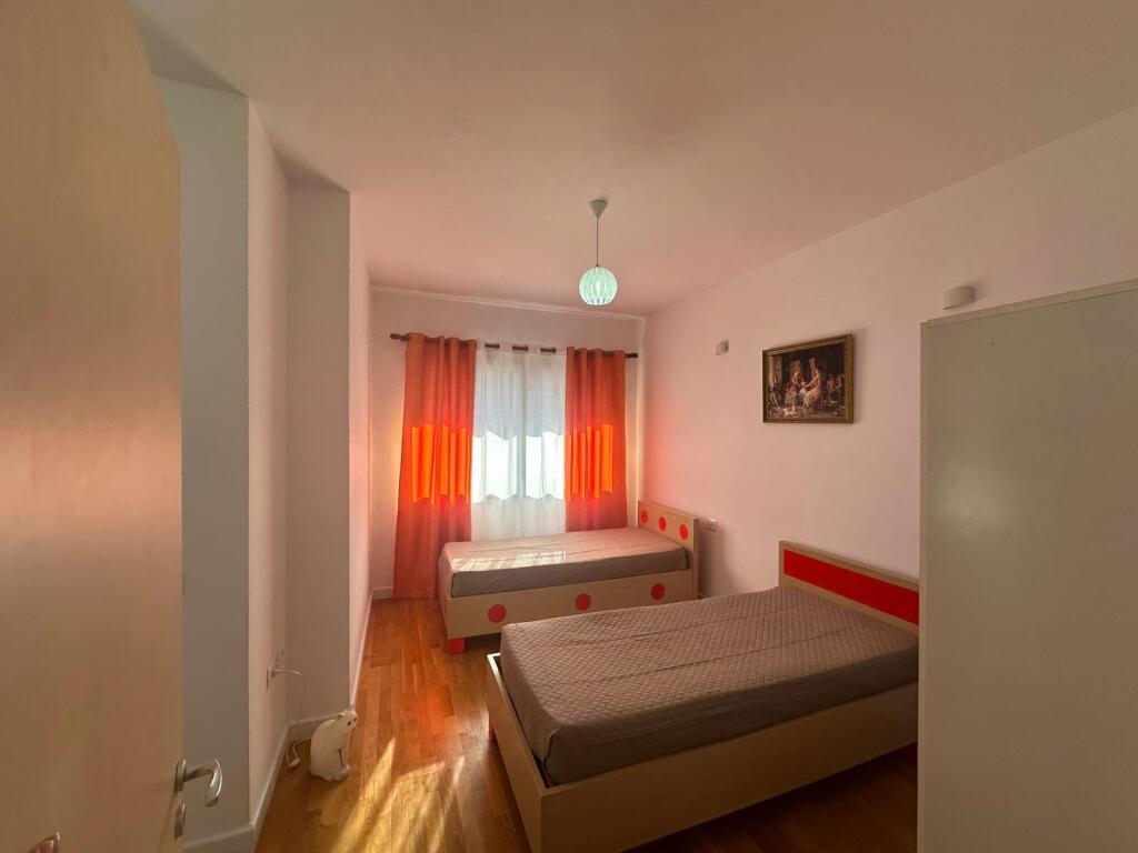 JEPET ME QIRA 2+1+2+VEND PARKIMI