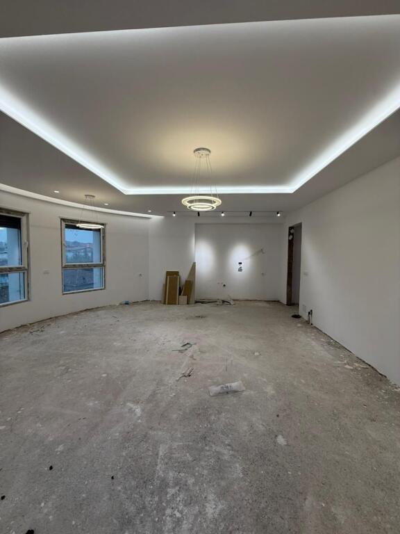 🏡 Shitet apartament 2+1 te Ali Demi, Pallat Spar