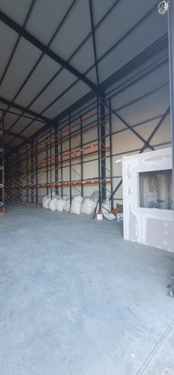 Magazin 800m2 me qera