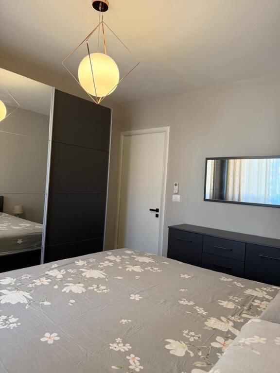 BULEVARDI I RI, APARTAMENT 2+1 PER QERA.
