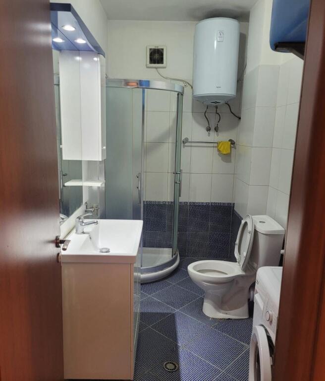 Apartament 1+1 për shitje tek Komuna e Parisit!
