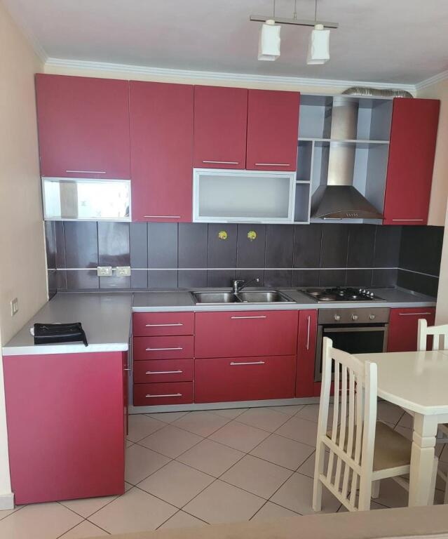 Apartament 1+1 për shitje tek Komuna e Parisit!
