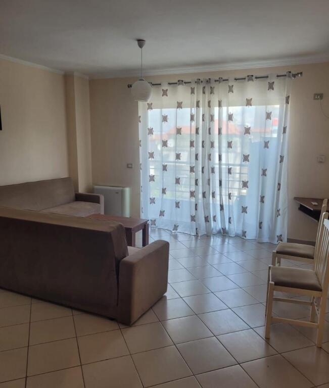 Apartament 1+1 për shitje tek Komuna e Parisit!