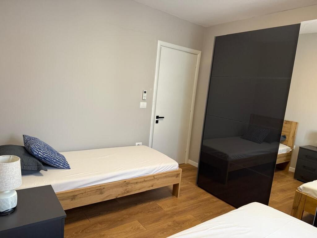 BULEVARDI I RI, APARTAMENT 2+1 PER QERA.