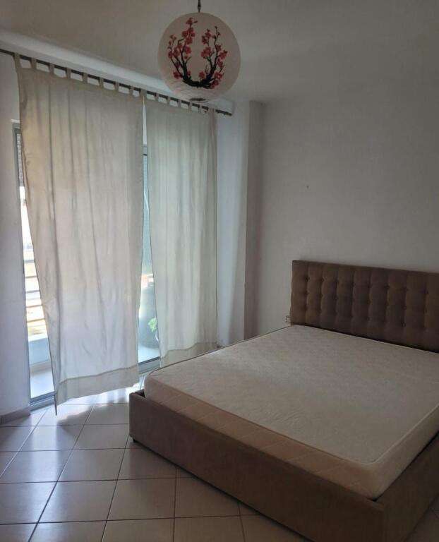 Apartament 1+1 për shitje tek Komuna e Parisit!