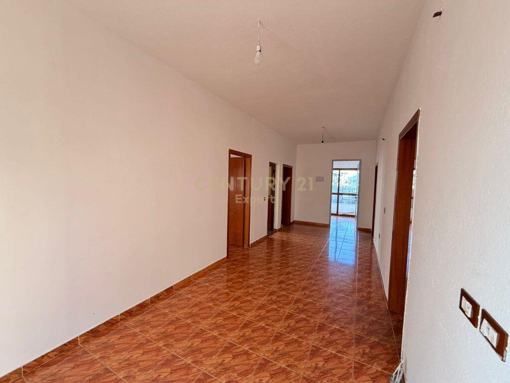 Affittasi villa su 4 piani vicino a Globe Center