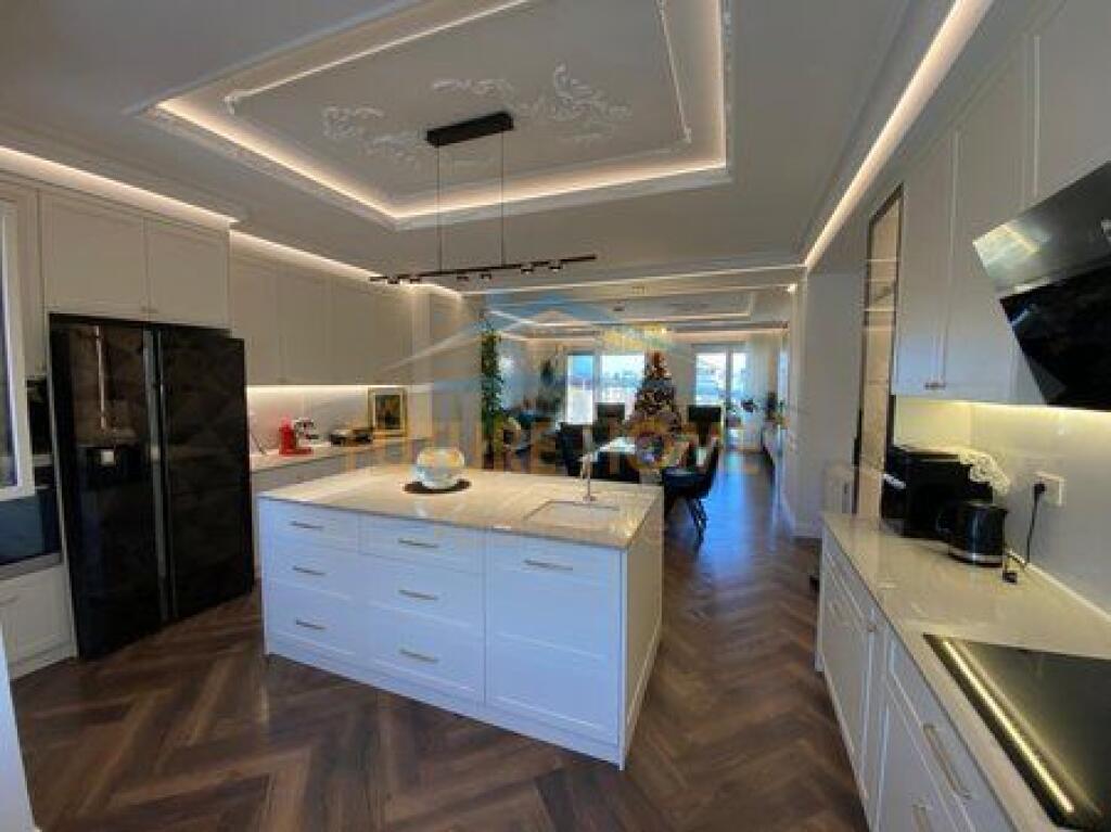 Shitet, Apartament 4+1+3+2Poste Parkimi, Rezidenca "EURO 3D", Tiranë.