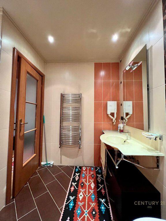 Shitet apartament me verandë tek Garda e Republikës
