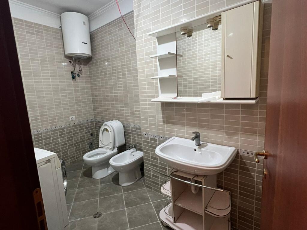 Shitet apartament 2+1 ne Astir prane "Boheme Bar".