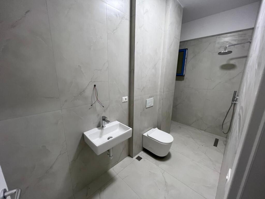 📣 QERA SUPER Apartament 2+1 Me 2 Tualete Dhe Ballkon 📍 Rezidenca OXA, Fresk ✨  💶 Cmimi 55000 lek